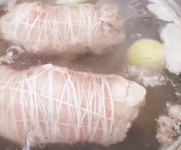 Luộc thịt heo nên quấn chặt hay để tự nhiên ảnh 3