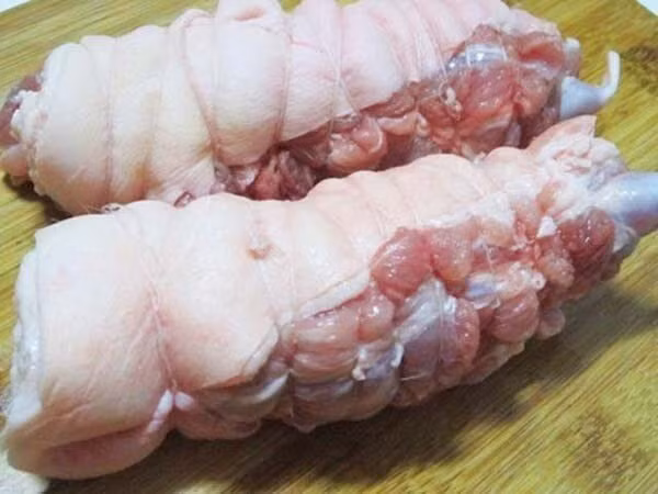 Luộc thịt heo nên quấn chặt hay để tự nhiên ảnh 2