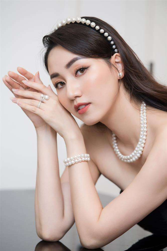 uy nhiên, người đẹp Hà thành không mấy quan tâm tới những điều ấy. Cô có cuộc sống ấm êm, nhung lụa, thường xuyên chia sẻ những hình ảnh "sang chảnh" trên mạng xã hội. Nhiều năm qua, khán giả cũng không thấy Ngô Trà My đồng hành với bất cứ hoạt động nào của BTC Hoa hậu Hoàn vũ Việt Nam.