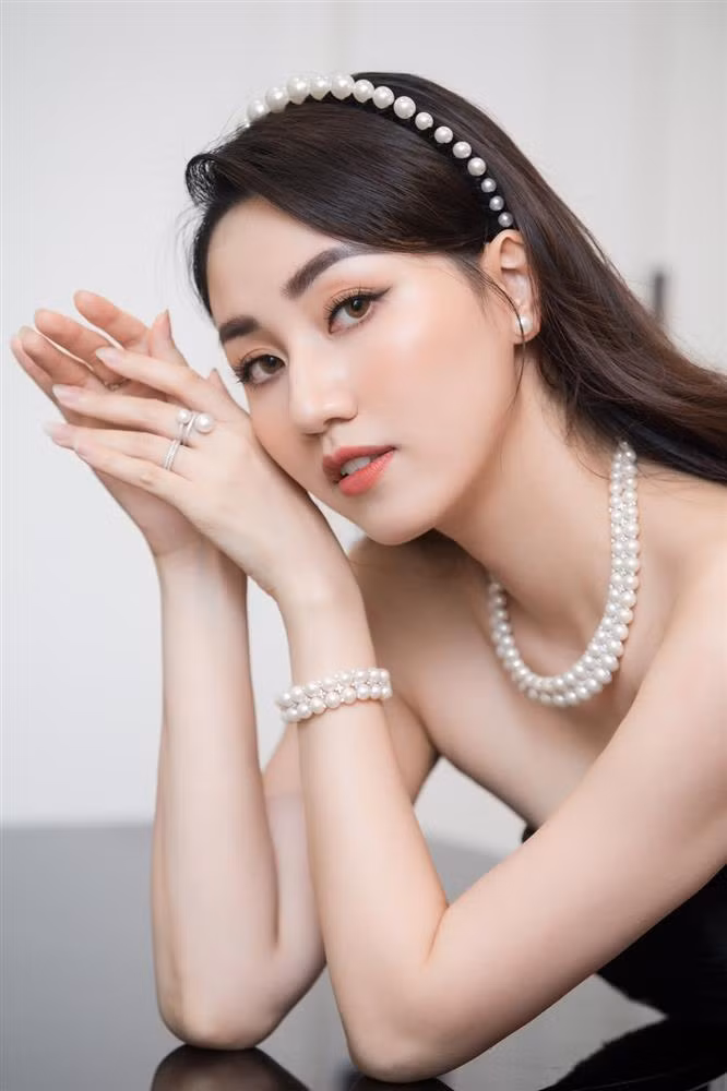 Tuy nhiên, người đẹp Hà thành không mấy quan tâm tới những điều ấy. Cô có cuộc sống ấm êm, nhung lụa, thường xuyên chia sẻ những hình ảnh "sang chảnh" trên mạng xã hội. Nhiều năm qua, khán giả cũng không thấy Ngô Trà My đồng hành với bất cứ hoạt động nào của BTC Hoa hậu Hoàn vũ Việt Nam.