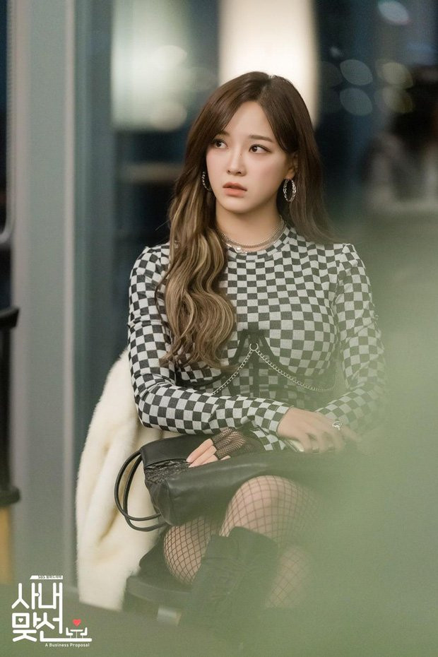 2 nữ thần phong cách công sở mới của phim Hàn - Hình 4 2 nu than phong cach cong so moi cua phim Han-Hinh-4