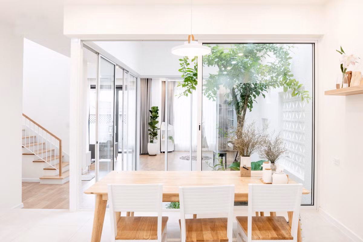 Ngoi nha co nhieu cua so nhu ban giao huong cua gio va anh sang-Hinh-10