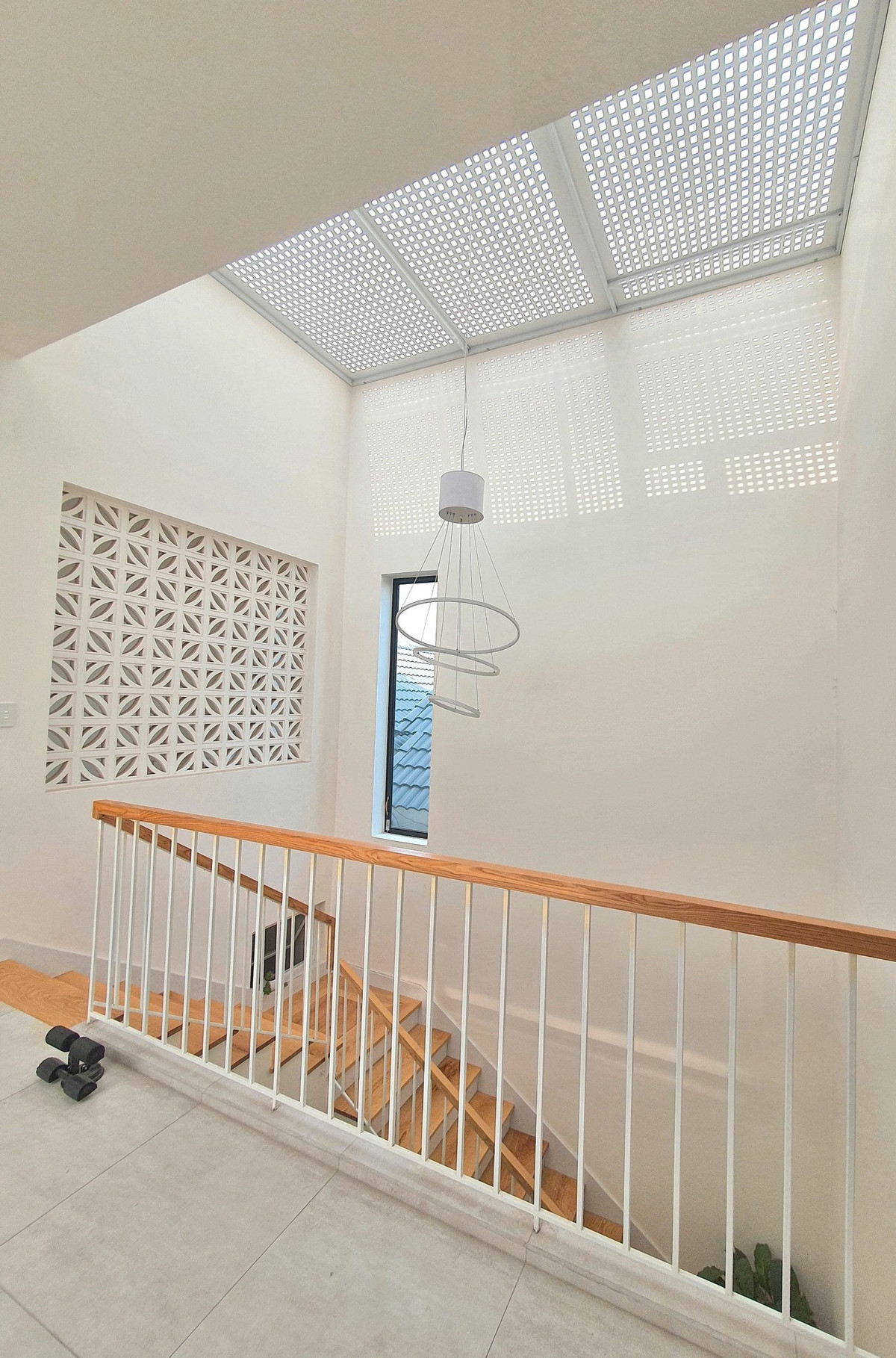 Ngoi nha co nhieu cua so nhu ban giao huong cua gio va anh sang-Hinh-11