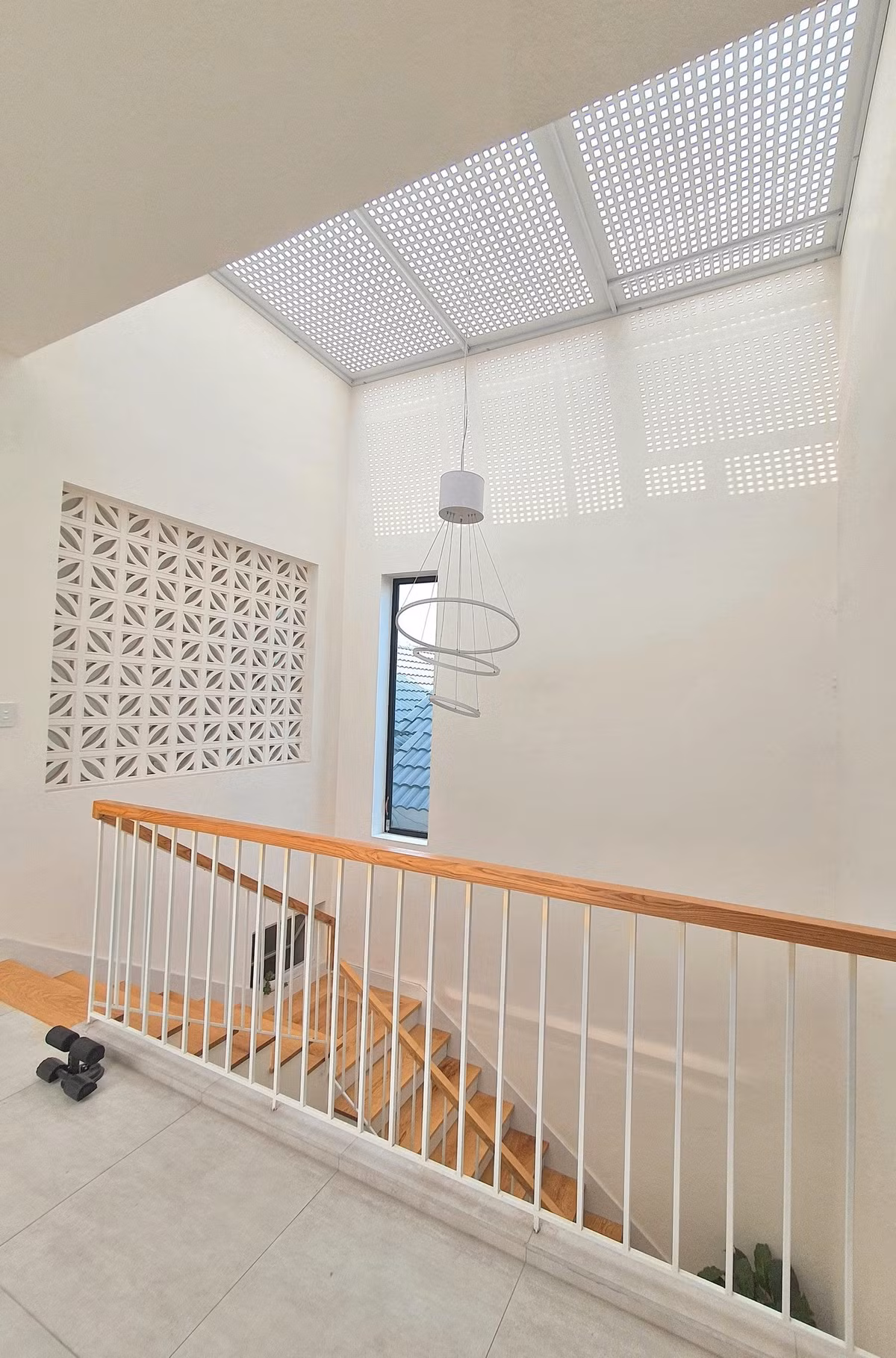 Ngoi nha co nhieu cua so nhu ban giao huong cua gio va anh sang-Hinh-11