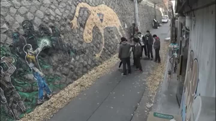 Video: Bị trêu ghẹo, cô gái tung đòn hạ gục 6 tên côn đồ Video: Bi treu gheo, co gai tung don ha guc 6 ten con do