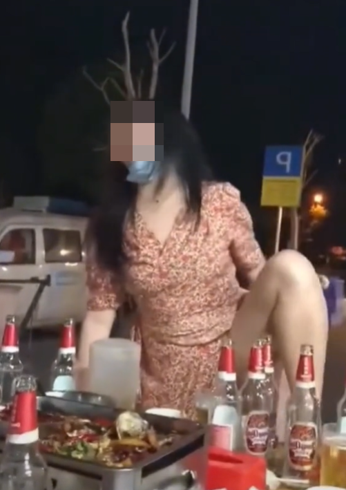 Say men, co gai co chan ven vay phan cam giua chon dong nguoi-Hinh-2