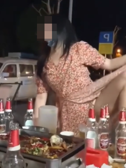 Say men, co gai co chan ven vay phan cam giua chon dong nguoi-Hinh-3