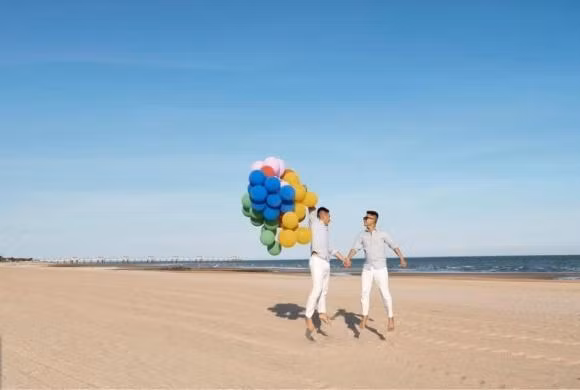 Cap dong tinh duoc dan sao chuc mung co tinh yeu xuc dong ra sao?-Hinh-2