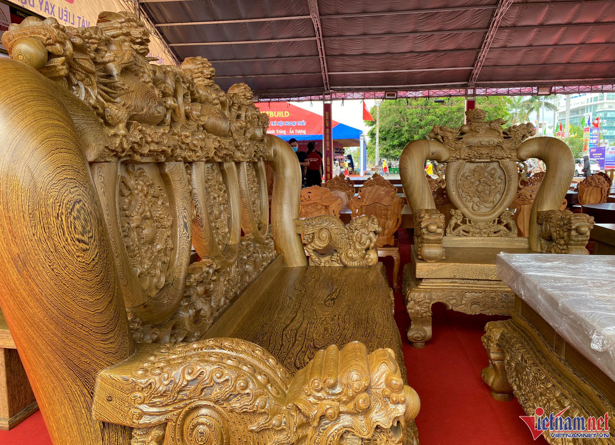 Nhung bo ban ghe go nghin nam tuoi gia tien ty-Hinh-5