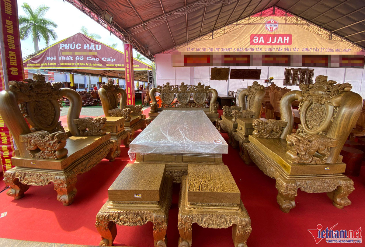 Nhung bo ban ghe go nghin nam tuoi gia tien ty