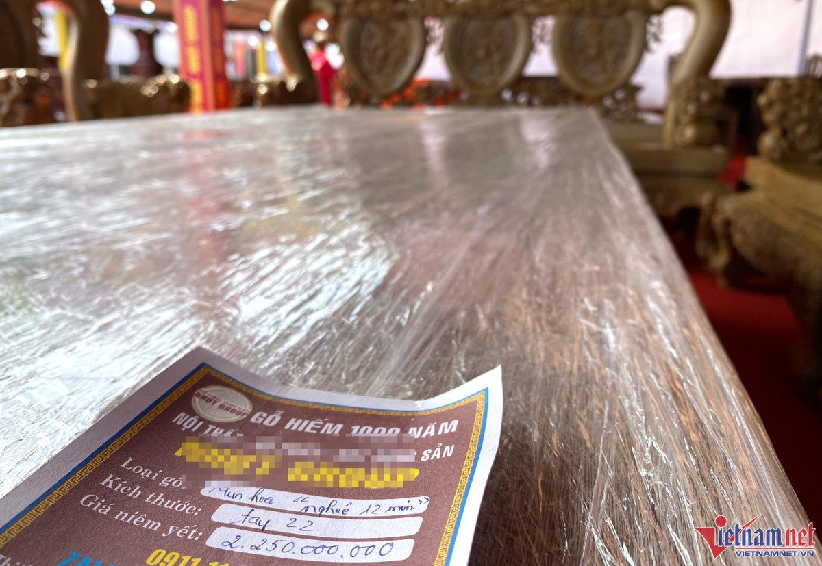 Nhung bo ban ghe go nghin nam tuoi gia tien ty-Hinh-3