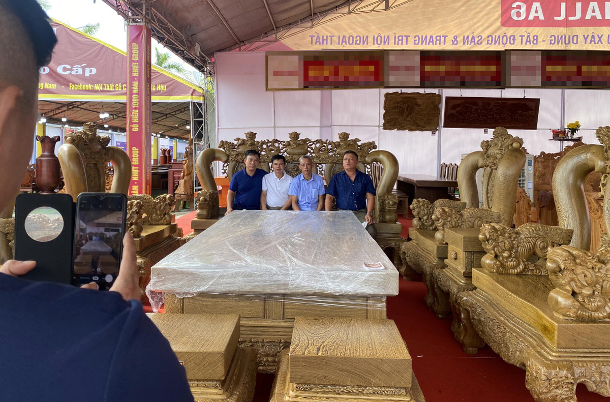 Nhung bo ban ghe go nghin nam tuoi gia tien ty-Hinh-9