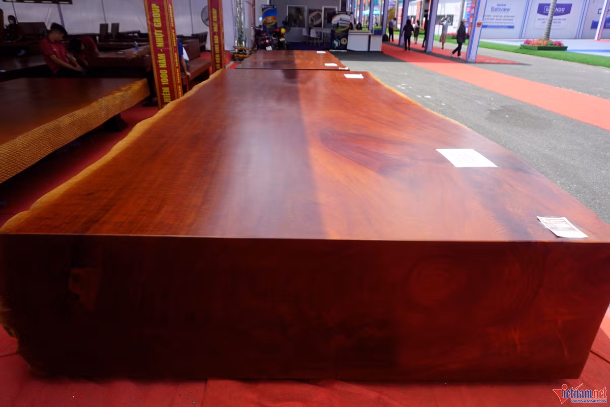 Nhung bo ban ghe go nghin nam tuoi gia tien ty-Hinh-13