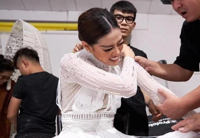 Dang sau hinh anh dep tren san khau cua my nhan Viet-Hinh-5