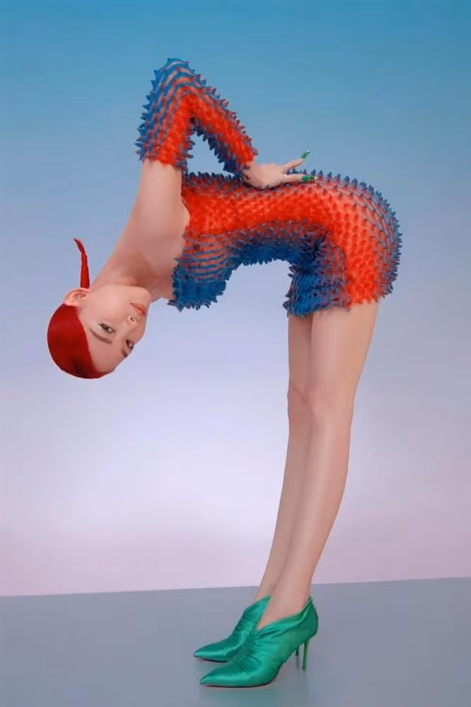 Dang sau hinh anh dep tren san khau cua my nhan Viet-Hinh-3