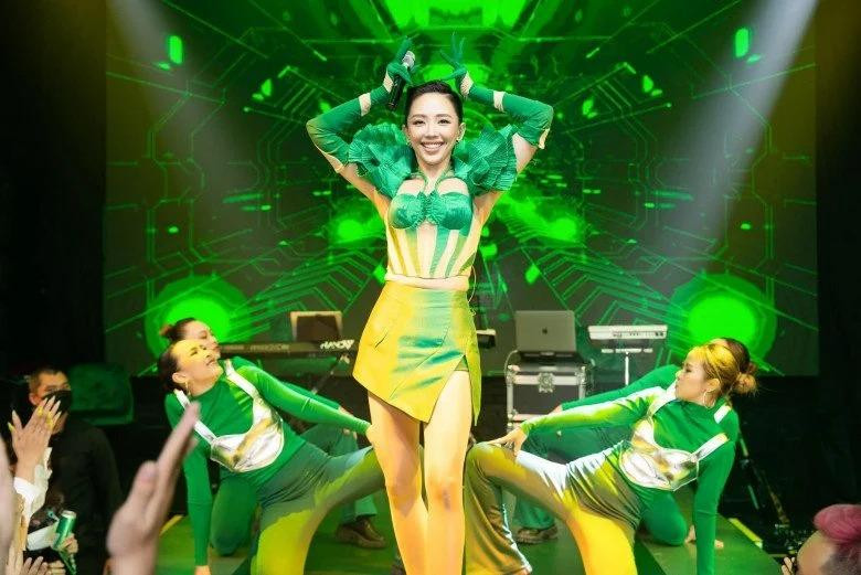 Dang sau hinh anh dep tren san khau cua my nhan Viet-Hinh-2