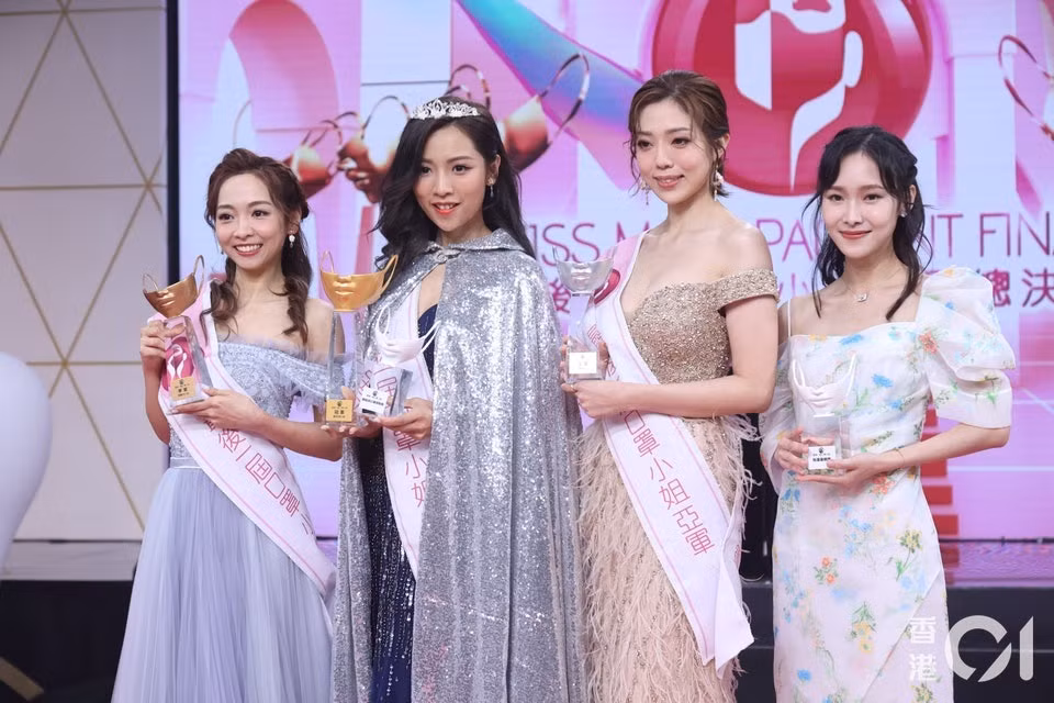 Hoa hậu khẩu trang Hong Kong được tổ chức vào năm 2020, dưới dạng show truyền hình thực tế. Các thí sinh phải đeo khẩu trang che kín mặt trong suốt quá trình thi. Họ chỉ được lộ mặt thật khi đăng quang. Ở mùa đầu tiên, Trịnh Doãn Kỳ (27 tuổi) giành vương miện hoa hậu.