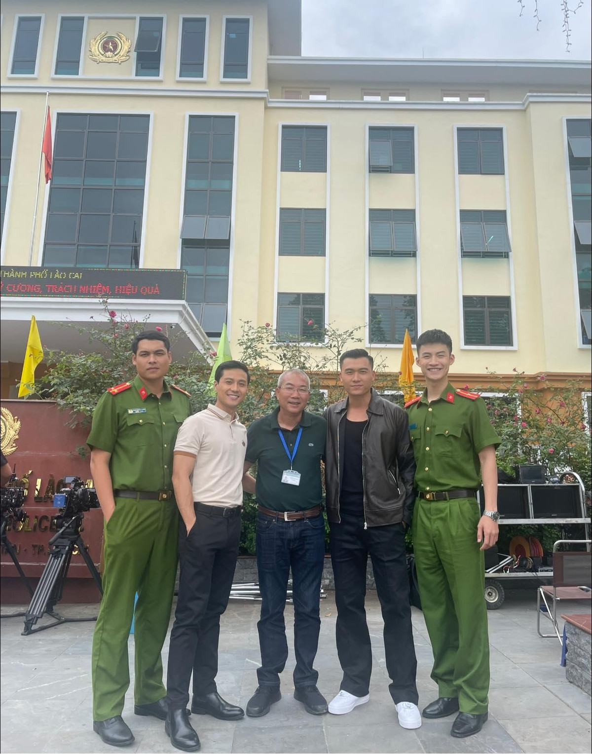 Bộ phim lấy bối cảnh chính ở Lào Cai, với nhiều cảnh hành động khó nhằn được trải dài ở nhiều vùng, từ miền núi, biên giới cho đến vùng biển…Vì vậy, các diễn viên cũng phải đảm bảo thể lực khi tham gia phim.