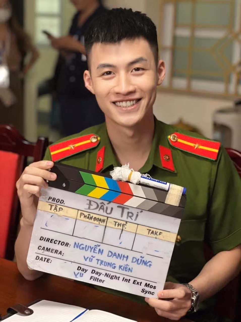 Với Lưu Duy Khánh, nam diễn viên trẻ một lần nữa cho thấy cái duyên với bộ cảnh phục. Duy Khánh từng gây ấn tượng với vai trung úy Hoàng ở bộ phim Phố trong làng lên sóng giữa năm 2021.