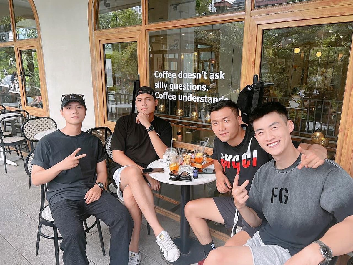 Trước ngày phim lên sóng, các chàng "lính ngự lâm" của Đấu trí tích cực chia sẻ những hình ảnh hậu trường với khán giả qua mạng xã hội.