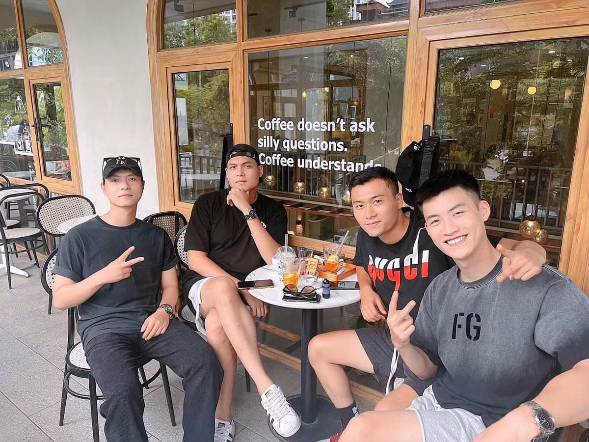 Trước ngày phim lên sóng, các chàng "lính ngự lâm" của Đấu trí tích cực chia sẻ những hình ảnh hậu trường với khán giả qua mạng xã hội.