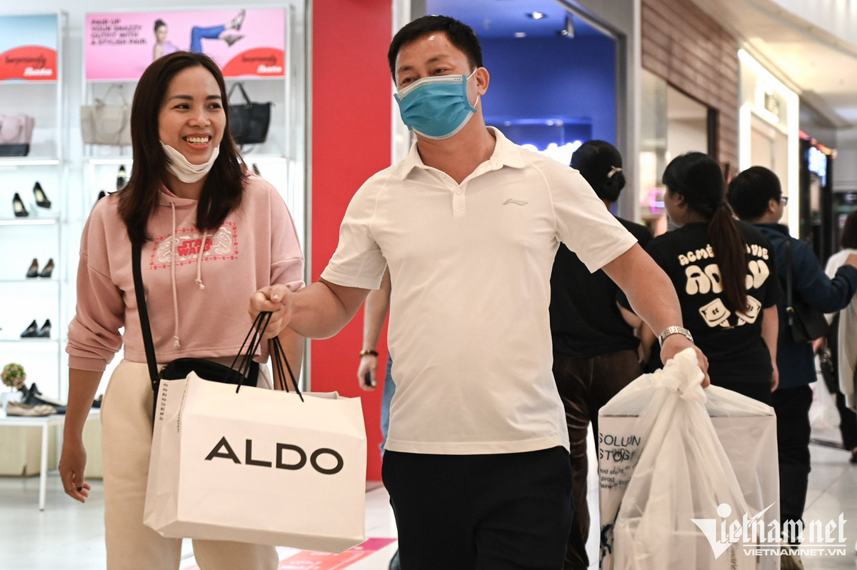 Cuộc đổ bộ trung tâm thương mại 'vơ vét' hàng ngày Black Friday - Hình 3 Cuoc do bo trung tam thuong mai 'vo vet' hang ngay Black Friday-Hinh-3