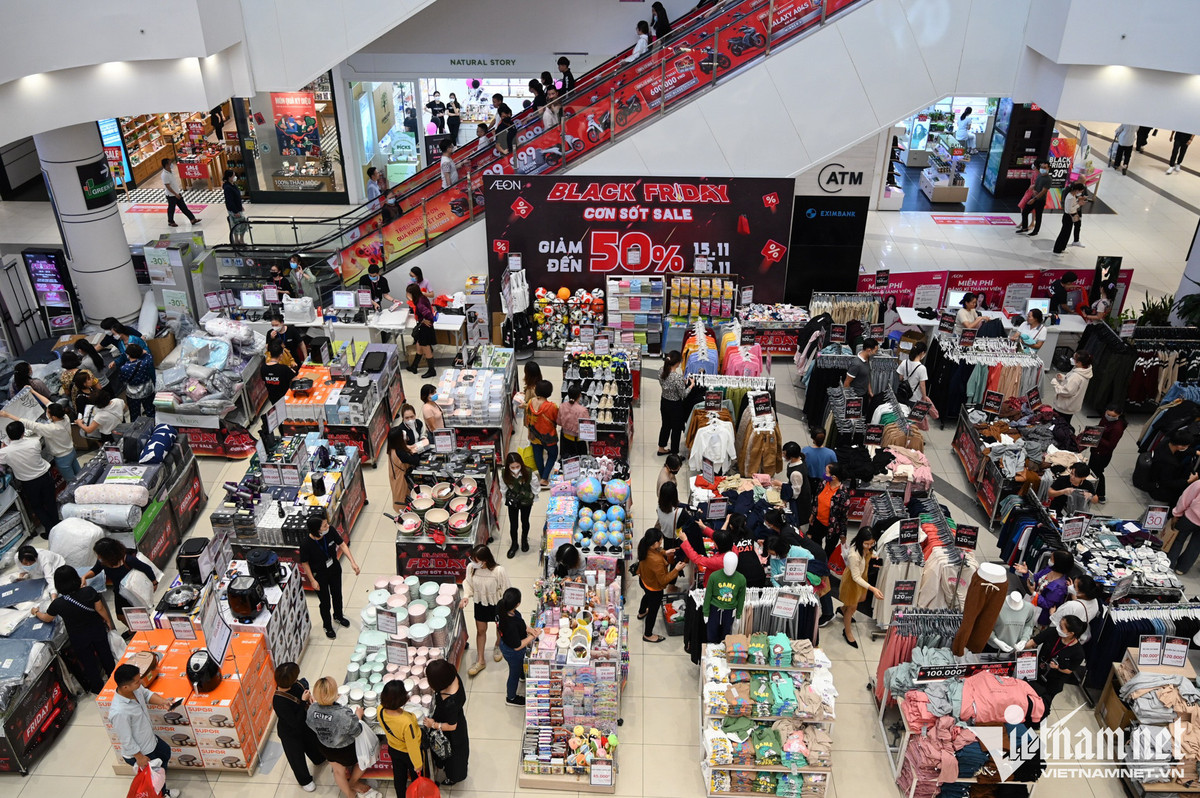 Cuộc đổ bộ trung tâm thương mại 'vơ vét' hàng ngày Black Friday Cuoc do bo trung tam thuong mai 'vo vet' hang ngay Black Friday