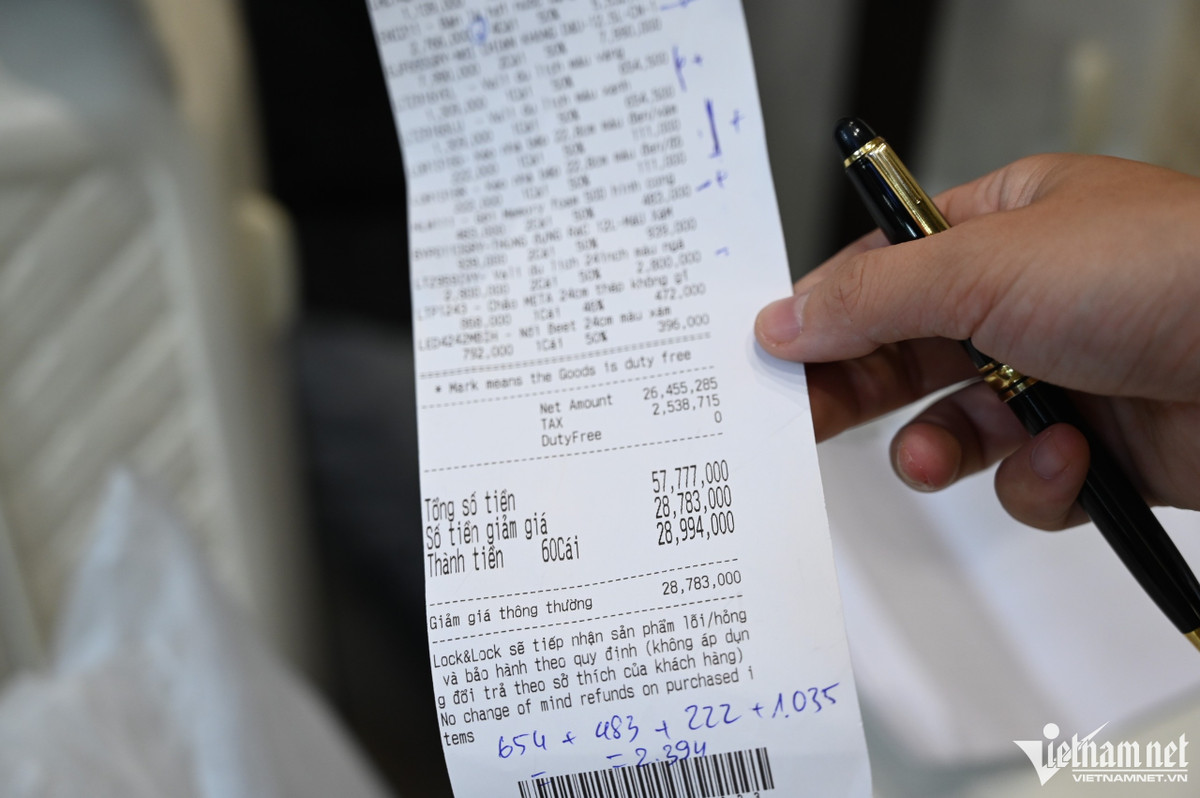 Cuộc đổ bộ trung tâm thương mại 'vơ vét' hàng ngày Black Friday - Hình 7 Cuoc do bo trung tam thuong mai 'vo vet' hang ngay Black Friday-Hinh-7