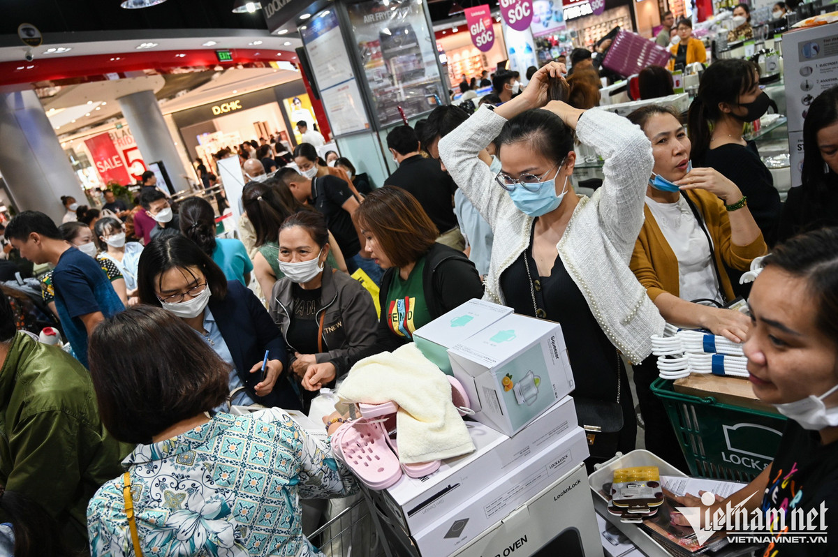 Cuộc đổ bộ trung tâm thương mại 'vơ vét' hàng ngày Black Friday - Hình 2 Cuoc do bo trung tam thuong mai 'vo vet' hang ngay Black Friday-Hinh-2