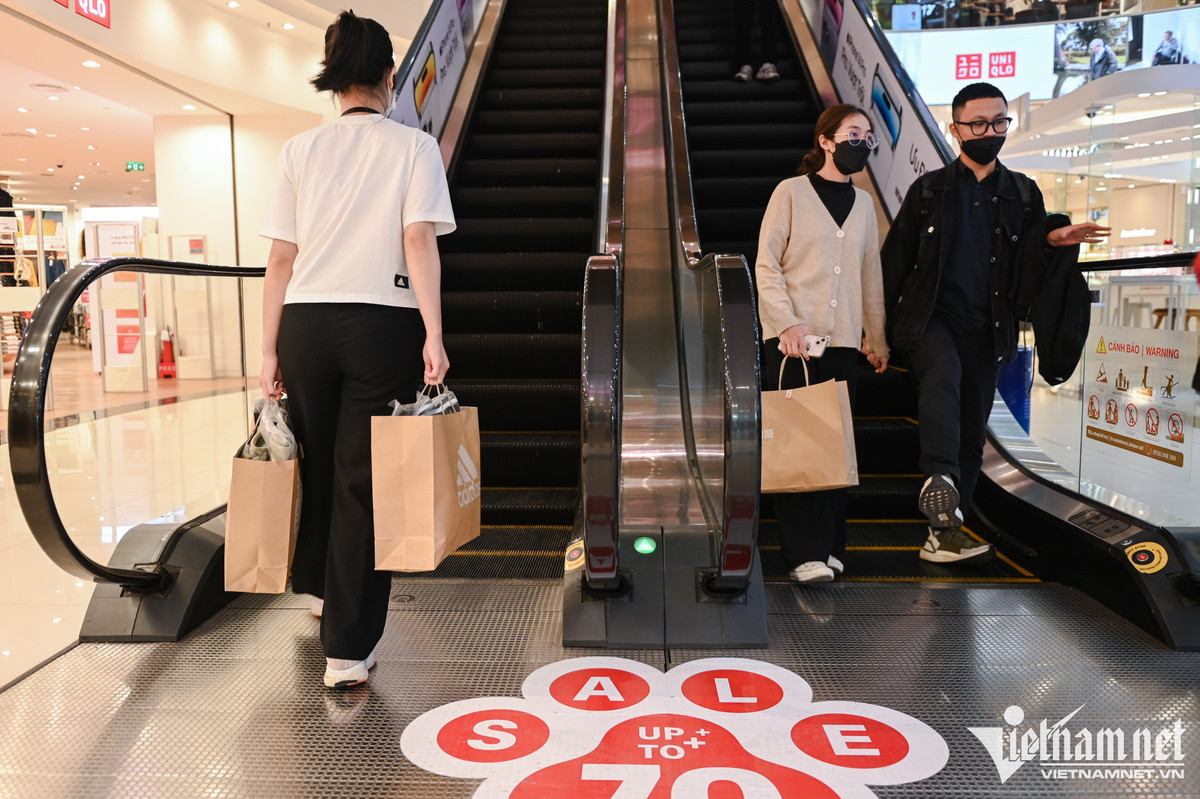 Cuộc đổ bộ trung tâm thương mại 'vơ vét' hàng ngày Black Friday - Hình 13 Cuoc do bo trung tam thuong mai 'vo vet' hang ngay Black Friday-Hinh-13