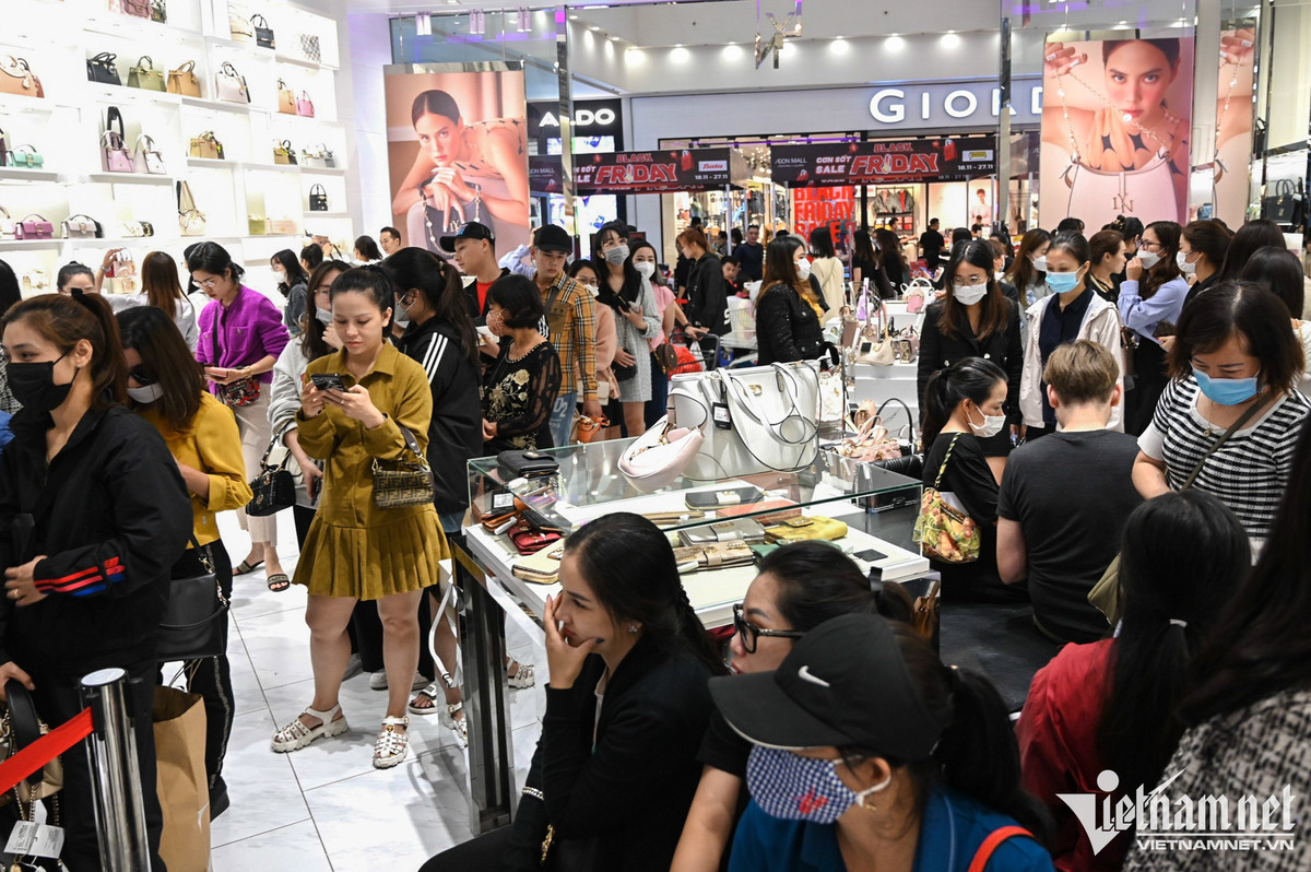 Cuộc đổ bộ trung tâm thương mại 'vơ vét' hàng ngày Black Friday - Hình 8 Cuoc do bo trung tam thuong mai 'vo vet' hang ngay Black Friday-Hinh-8