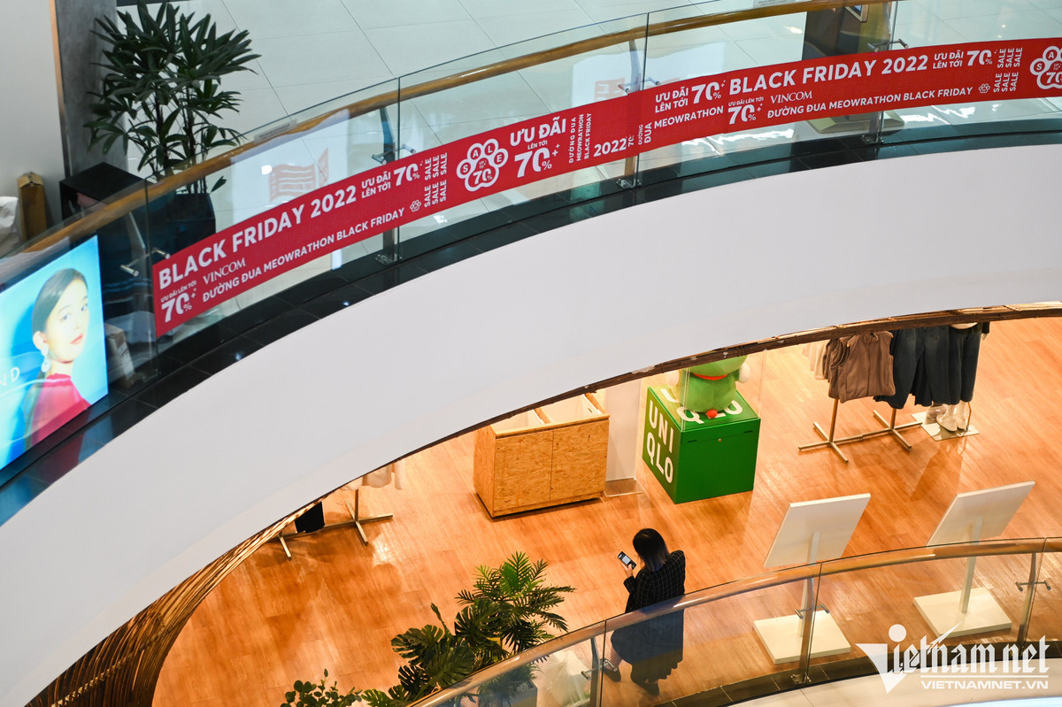 Cuộc đổ bộ trung tâm thương mại 'vơ vét' hàng ngày Black Friday - Hình 10 Cuoc do bo trung tam thuong mai 'vo vet' hang ngay Black Friday-Hinh-10