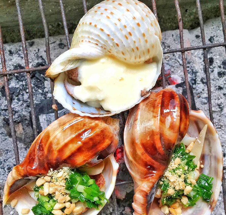 Trong Đông Y, ốc khế có tính hàn, vị ngọt, có thể làm thành thuốc chữa vàng da, bệnh gan, bệnh trĩ, nóng trong người,...