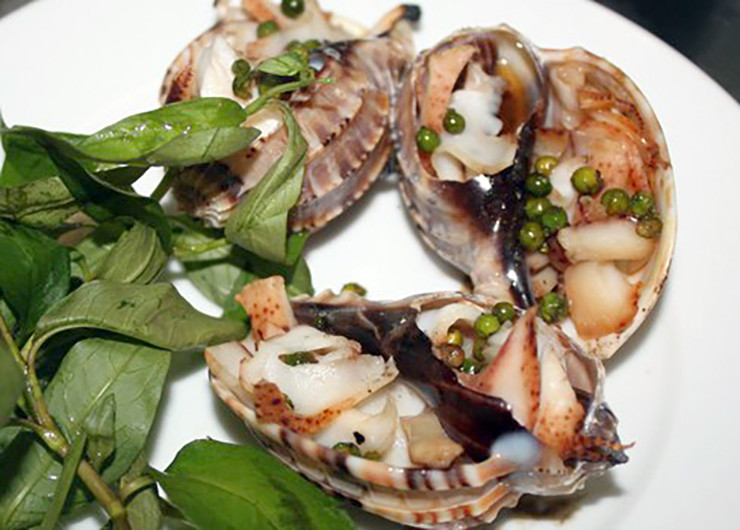 Loài ốc này khan hiếm, số lượng rất ít nên không phải khi nào cũng đặt được. Tham khảo trên một số trang bán hải sản tươi sống, ốc khế được bán với giá 150.000-170.000 đồng/kg