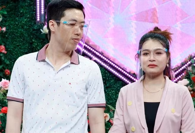 Co gai duoi ban trai o show hen ho khien Quyen Linh soc-Hinh-3