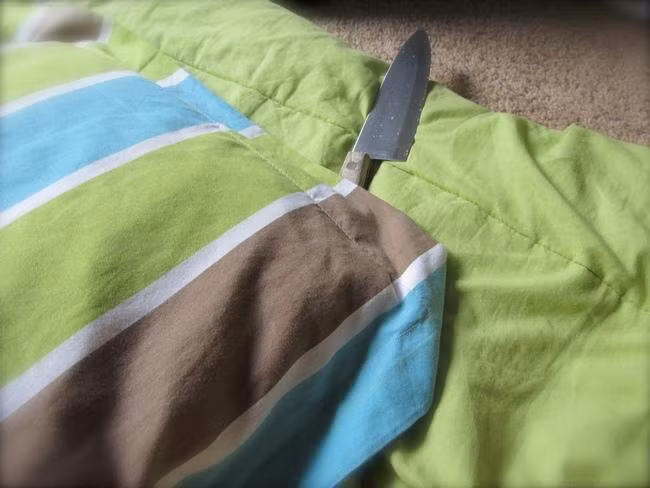 Dao, kéo, đồ sắc nhọn đầu giường. Trong phong thủy tất cả những món đồ như dao kéo là vật sắc nhọn, làm bằng kim loại nên sát khí rất nặng. Khi bạn đặt chúng ở đầu giường sẽ khiến gia chủ khi ngủ vào ban đêm dễ bị đau đầu, mơ linh tinh, thậm chí là bị thương nếu vô ý đụng vào. 