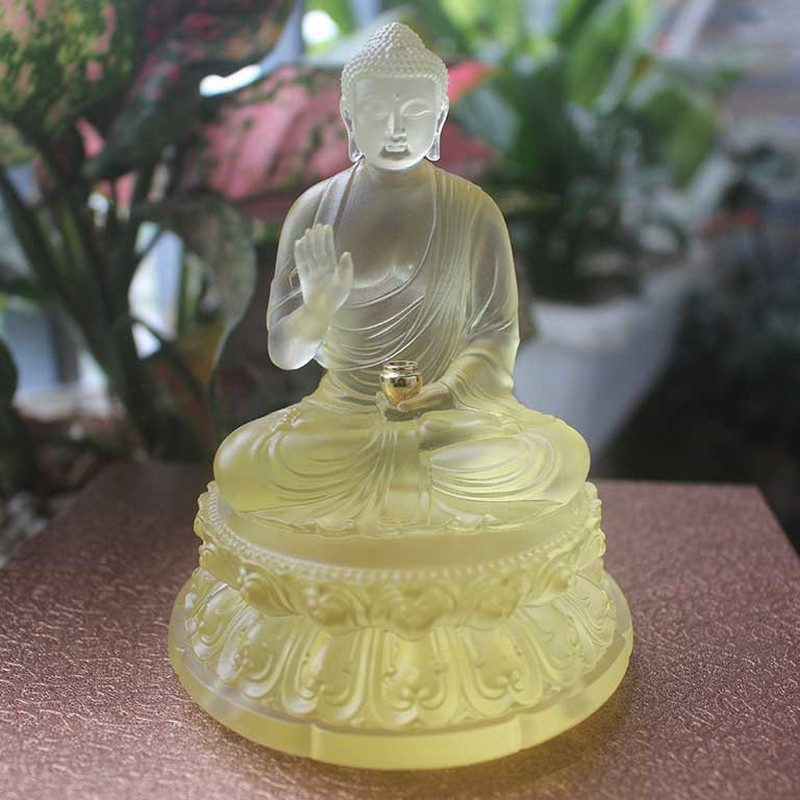 Tượng thần Phật ở đầu giường. Xét về góc độ tín ngưỡng và sự tôn kính lễ giáo thì đặt tượng thần, Phật ở đầu giường ngủ là điều đại kỵ. Xét về khía cạnh phong thủy học cũng nhấn mạnh rằng đặt những thứ này nơi đầu giường được coi là cách “cất giấu” tài lộc, may mắn, khiến công danh sự nghiệp của bạn luôn chỉ ở mức trung bình, khó thể thăng tiến được, cuộc sống dễ bị tù túng mệt mỏi, căng thẳng không rõ lý do. 