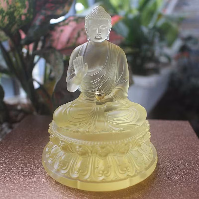 Tượng thần Phật ở đầu giường. Xét về góc độ tín ngưỡng và sự tôn kính lễ giáo thì đặt tượng thần, Phật ở đầu giường ngủ là điều đại kỵ. Xét về khía cạnh phong thủy học cũng nhấn mạnh rằng đặt những thứ này nơi đầu giường được coi là cách “cất giấu” tài lộc, may mắn, khiến công danh sự nghiệp của bạn luôn chỉ ở mức trung bình, khó thể thăng tiến được, cuộc sống dễ bị tù túng mệt mỏi, căng thẳng không rõ lý do. 