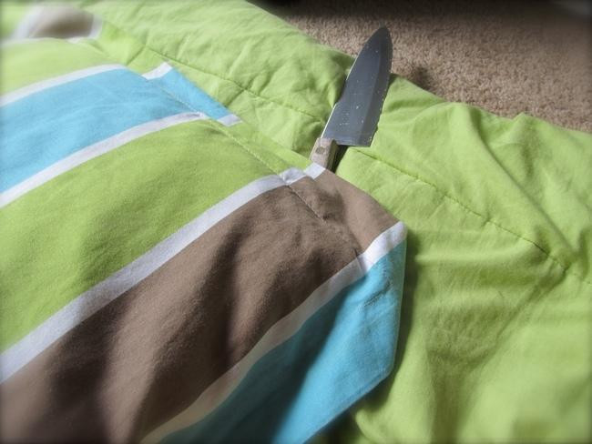 Dao, kéo, đồ sắc nhọn đầu giường. Trong phong thủy tất cả những món đồ như dao kéo là vật sắc nhọn, làm bằng kim loại nên sát khí rất nặng. Khi bạn đặt chúng ở đầu giường sẽ khiến gia chủ khi ngủ vào ban đêm dễ bị đau đầu, mơ linh tinh, thậm chí là bị thương nếu vô ý đụng vào. 