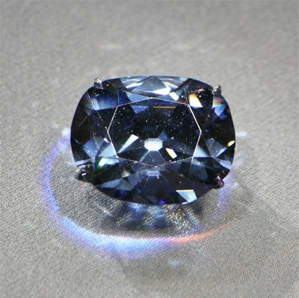 Bí ẩn lời nguyền từ 7 viên đá quý khiến ai cũng phải lạnh người - Hình 4 Bi an loi nguyen tu 7 vien da quy khien ai cung phai lanh nguoi-Hinh-4