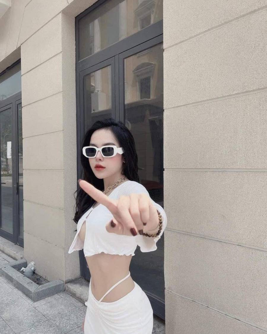 Nguoi mau Pham Anh Thu dien ao croptop hung ho-Hinh-4