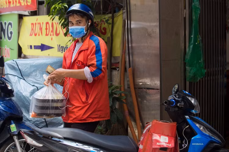 Thời điểm hiện tại, các cửa hàng bán online vẫn chiếm nhiều ưu thế. Cao điểm vào giờ trưa, tài xế từ các ứng dụng giao đồ ăn tập trung đông đúc phía trước quán để lấy hàng.