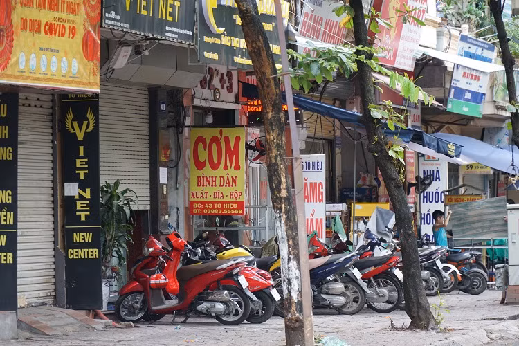 Ghi nhận của phóng viên vào giờ cao điểm buổi trưa tại một số tuyến phố như Kim Mã (Ba Đình); Tô Hiệu; Trung Kính (Cầu Giấy); phố Chùa Láng (Đống Đa)… rất nhiều quán vắng khách ngồi ăn, thậm chí có quán còn đóng cửa không bán tại chỗ.