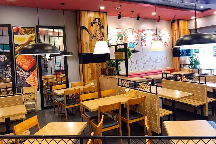 Thời gian gần đây, số ca mắc Covid-19 liên tục lập đỉnh tại Hà Nội đã gây ảnh hưởng đến việc kinh doanh, đặc biệt là các loại hình kinh doanh dịch vụ ăn uống.