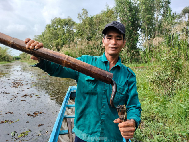 Trúm là một ngư cụ hình ống đặc thù được làm bằng tre. Mỗi ống dài khoảng 1 mét, đường kính rộng khoảng 10 đến 15 phân.