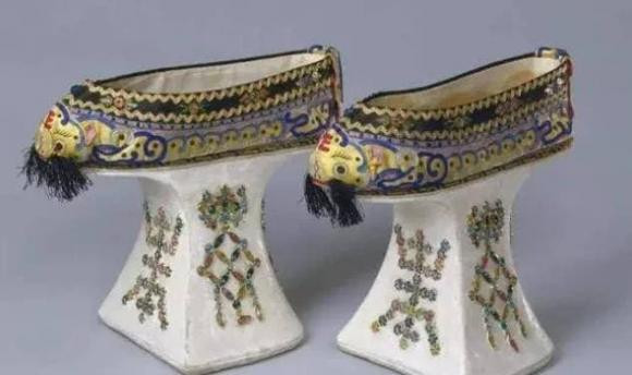 'Doi giay de xuong' cua cac phi tan trong trieu dai nha Thanh-Hinh-2