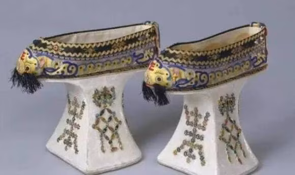 'Doi giay de xuong' cua cac phi tan trong trieu dai nha Thanh-Hinh-2