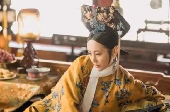 'Doi giay de xuong' cua cac phi tan trong trieu dai nha Thanh