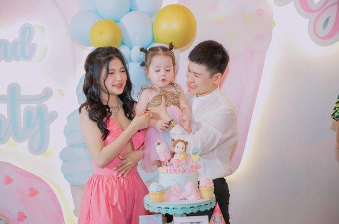 Co be con lai dep nhu thien than, danh tinh bo me choang hon