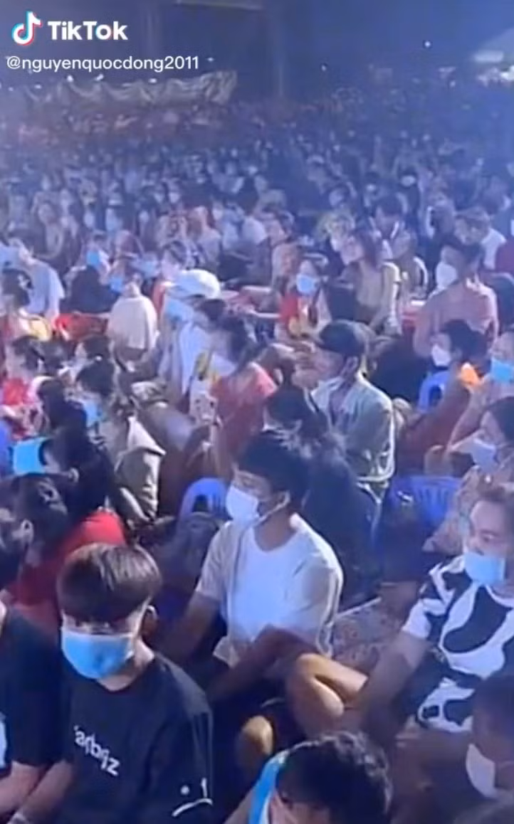 NS Hoai Linh di dien hoi cho, phan ung cua khan gia gay soc-Hinh-2